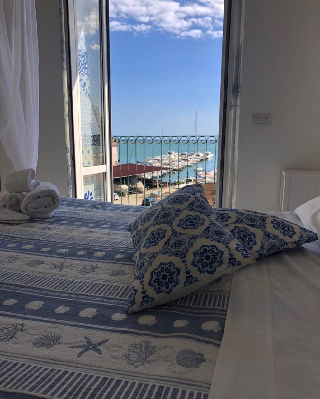 Relais Mareluna - Luxury Apartments Salerno Bagian luar foto